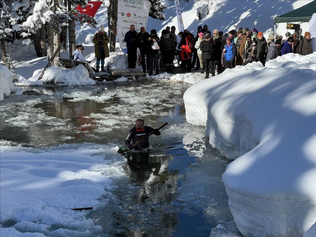 Rize'de 1700 Rakımdaki Buzlu Gölde Yüzdüler - Fotoğraf: 3