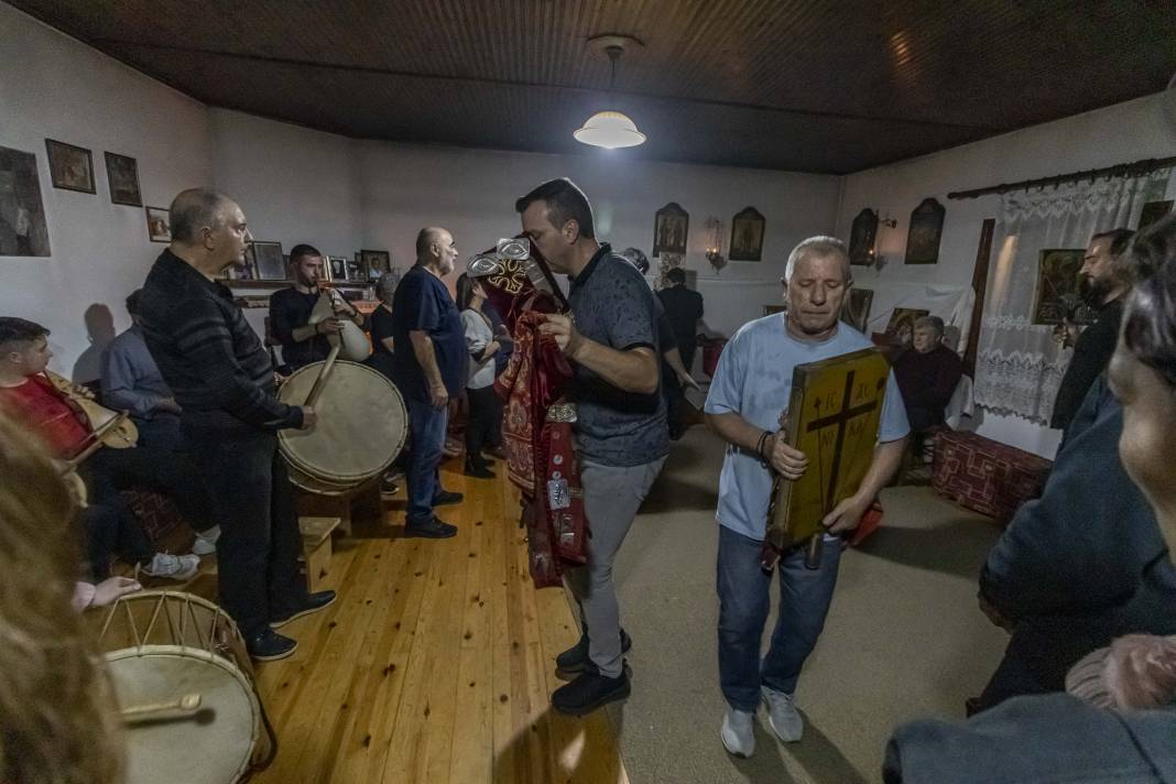 ''Anastenaria'' Ritüeli Düzenlendi: Yalın Ayak Ateşte Yürüdüler 25