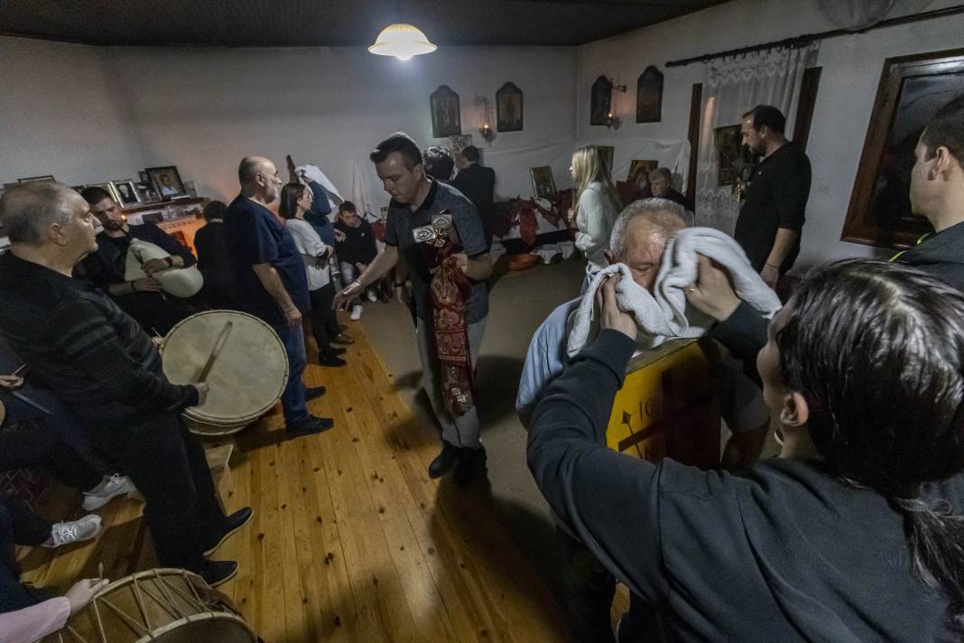 ''Anastenaria'' Ritüeli Düzenlendi: Yalın Ayak Ateşte Yürüdüler 22