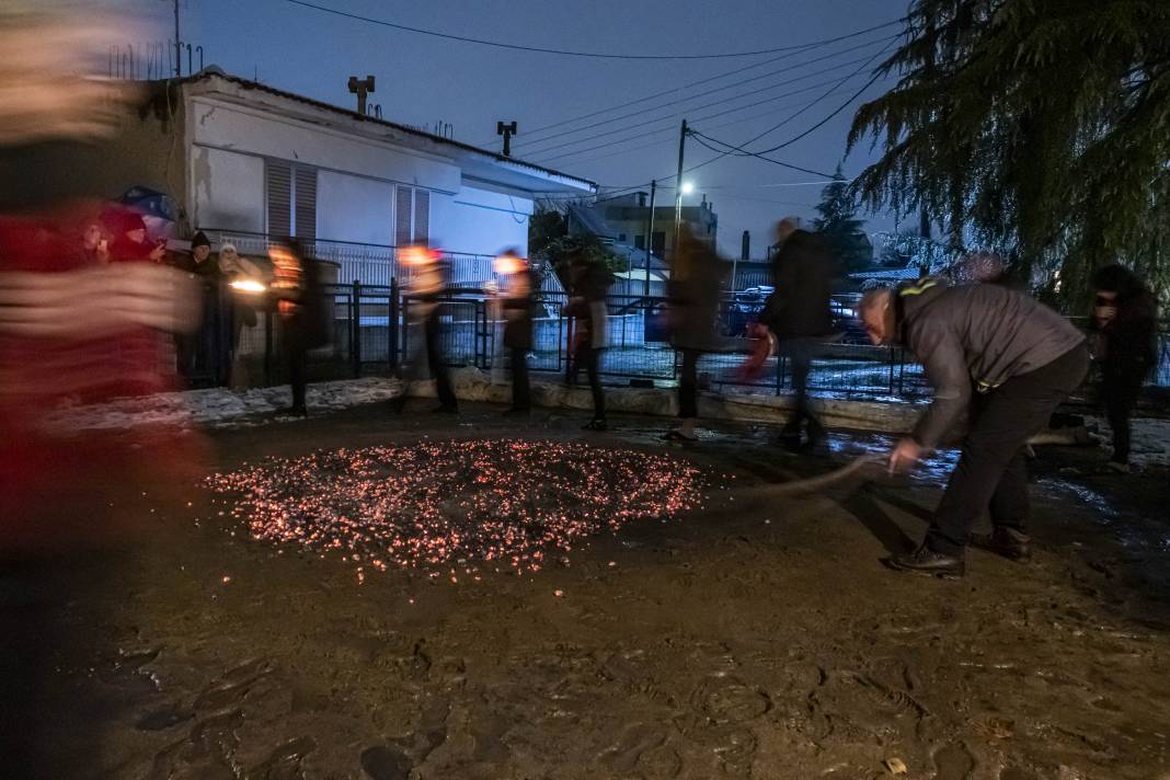 ''Anastenaria'' Ritüeli Düzenlendi: Yalın Ayak Ateşte Yürüdüler 15