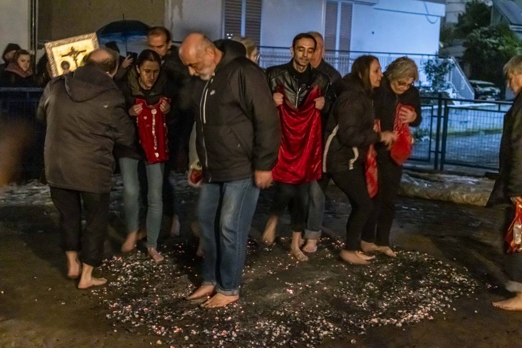 ''Anastenaria'' Ritüeli Düzenlendi: Yalın Ayak Ateşte Yürüdüler 12