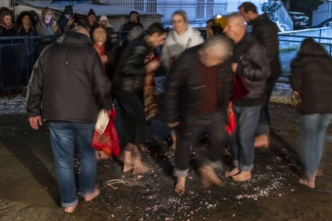 ''Anastenaria'' Ritüeli Düzenlendi: Yalın Ayak Ateşte Yürüdüler 11