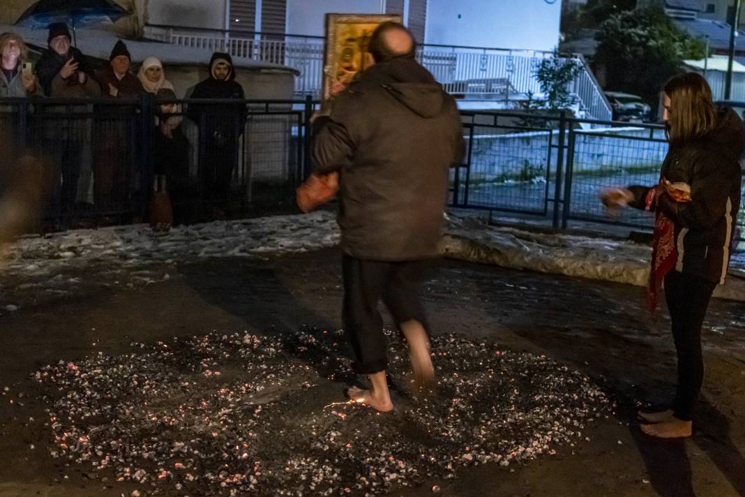 ''Anastenaria'' Ritüeli Düzenlendi: Yalın Ayak Ateşte Yürüdüler 7