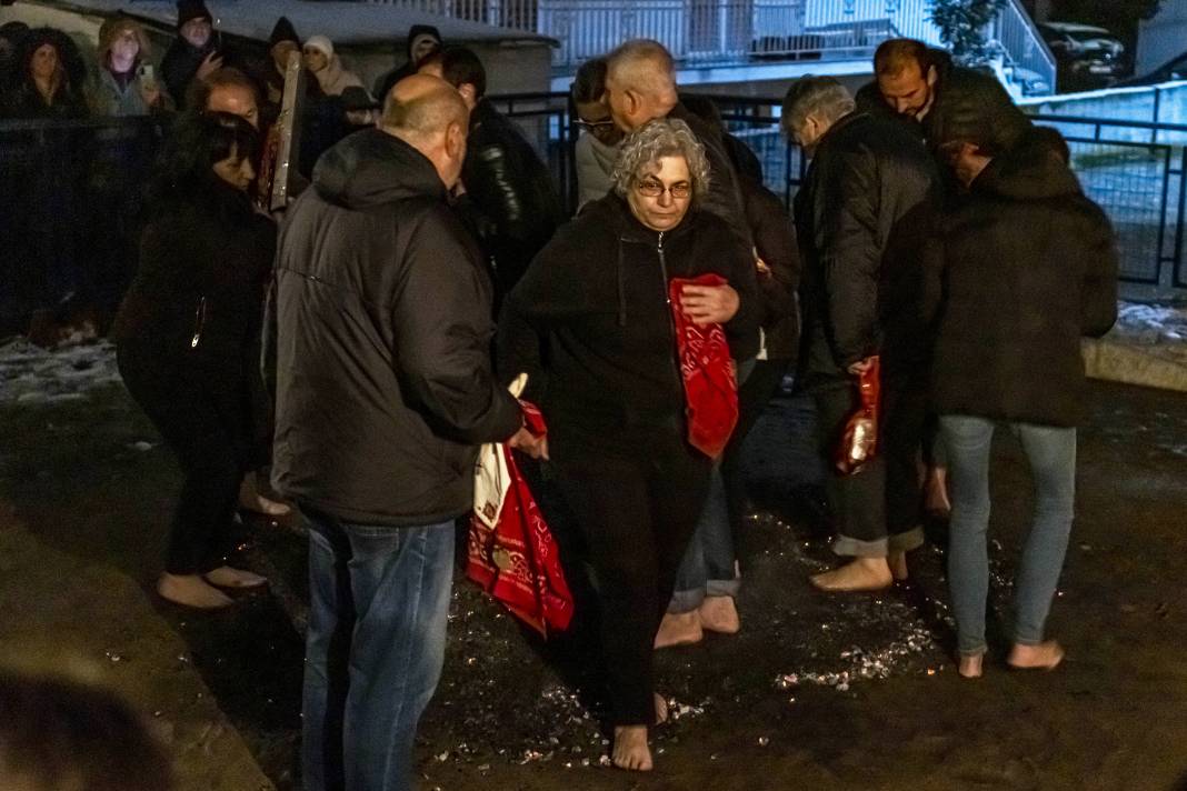 ''Anastenaria'' Ritüeli Düzenlendi: Yalın Ayak Ateşte Yürüdüler 2