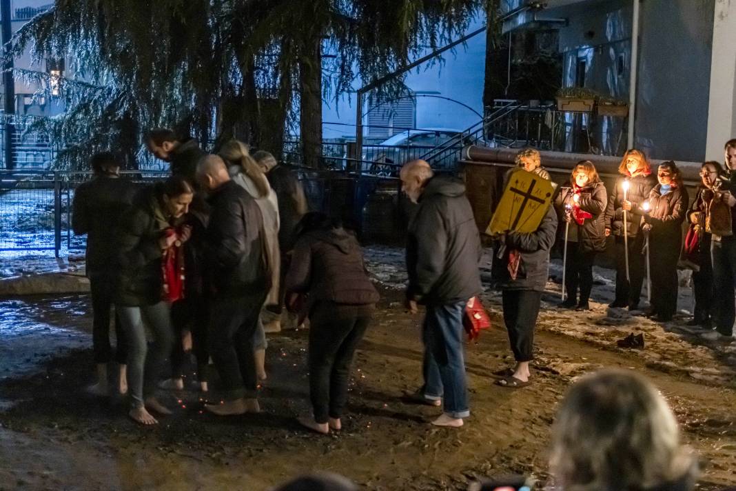 ''Anastenaria'' Ritüeli Düzenlendi: Yalın Ayak Ateşte Yürüdüler 4