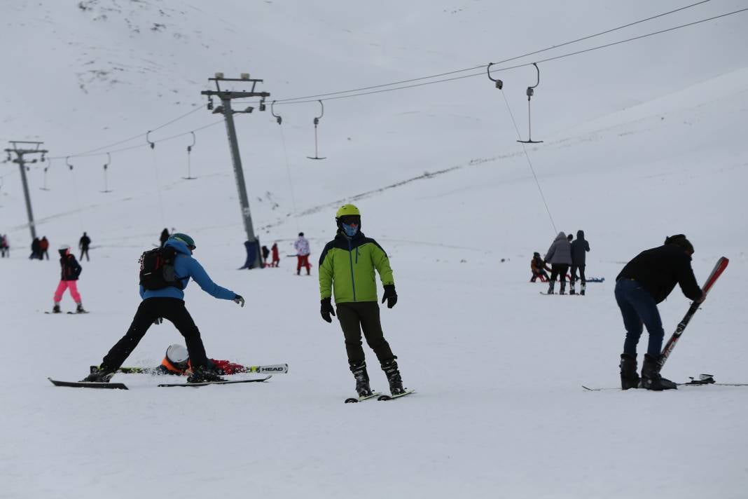 Van'da Kayak Merkezi Doldu Taştı: Renkli Görüntüler Ortaya Çıktı 17