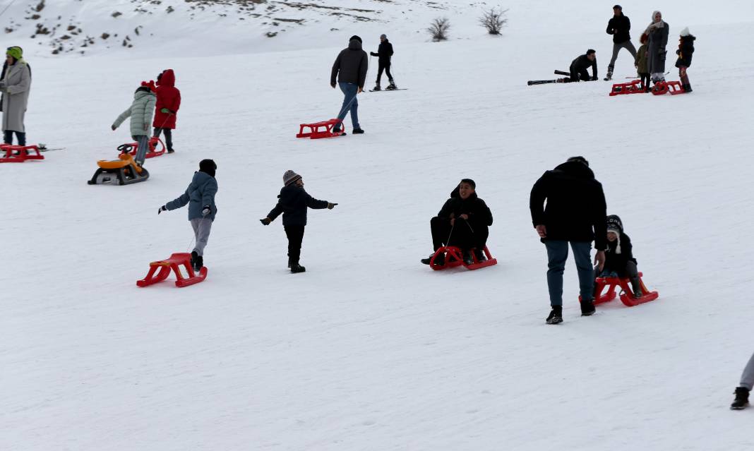 Van'da Kayak Merkezi Doldu Taştı: Renkli Görüntüler Ortaya Çıktı 9