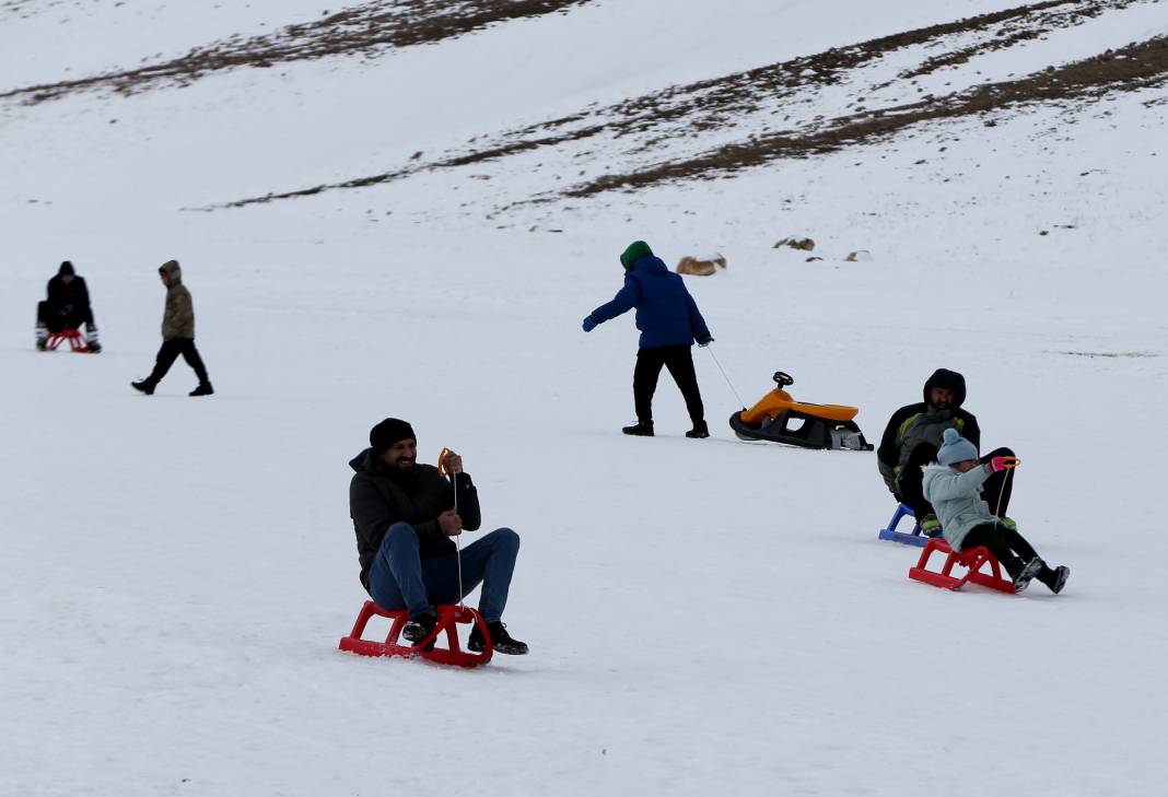 Van'da Kayak Merkezi Doldu Taştı: Renkli Görüntüler Ortaya Çıktı 11