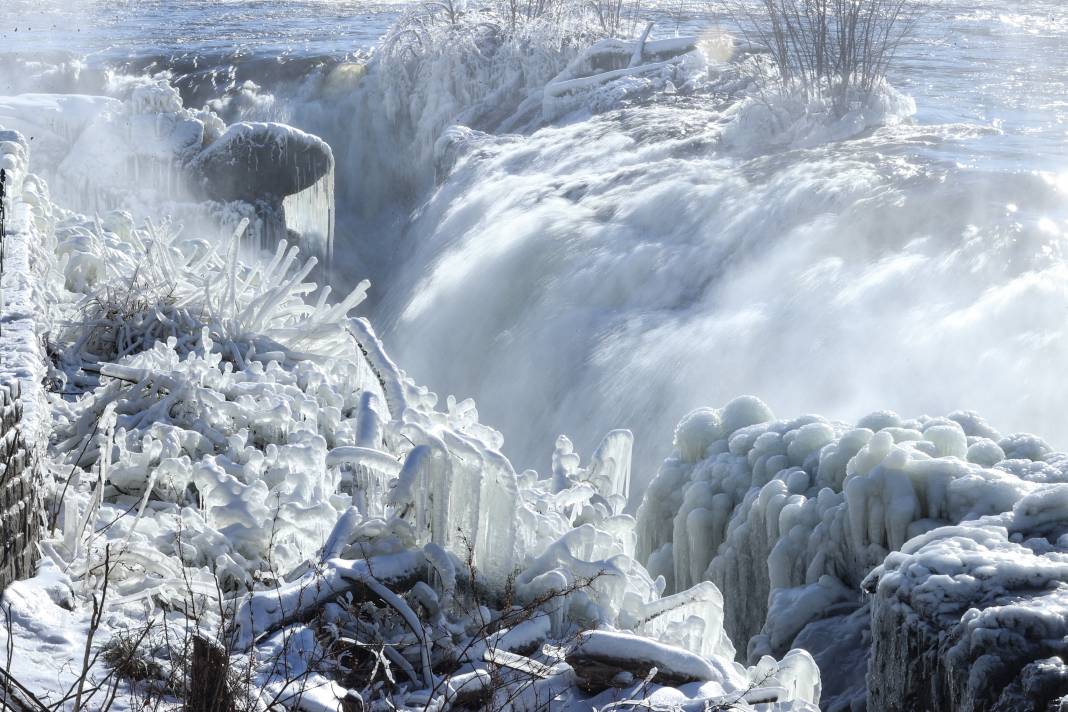 Soğuk Şelaleleri Dondurdu: Kartpostallık Görüntüler Ortaya Çıktı 21