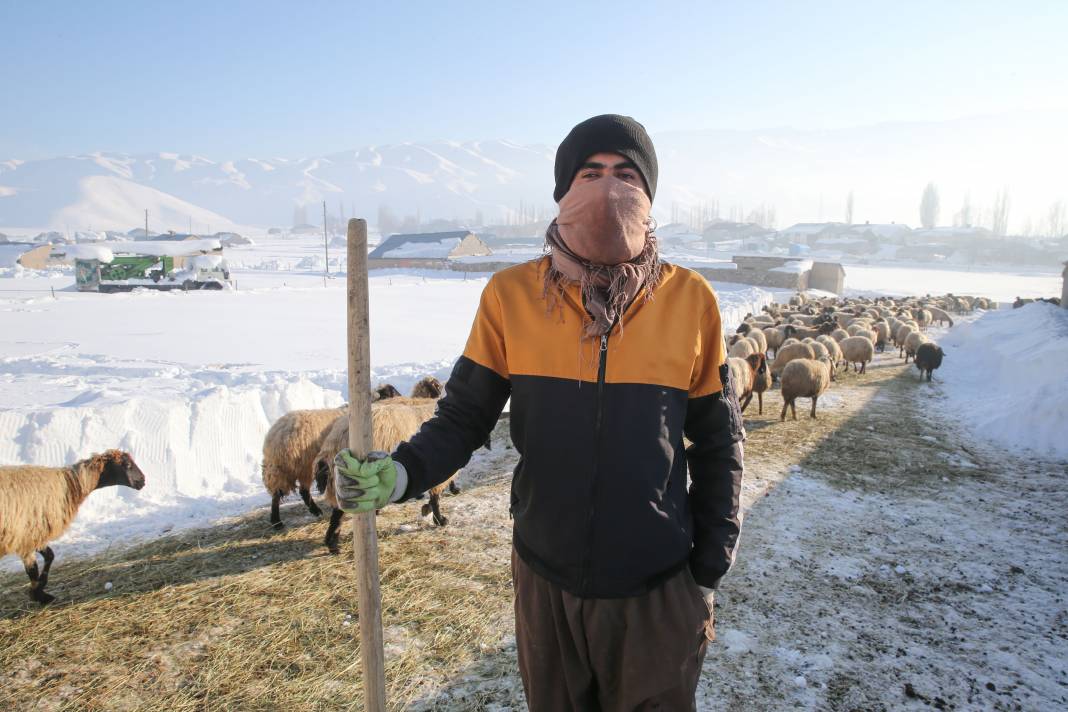 Köyde Evler Kar Altında Kaldı! Bazı Noktalarda 2,5 Metre. Kar Kalınlığı 1,5 Metreyi Geçen Köyde Günlük Yaşam Nasıl Geçiyor 17