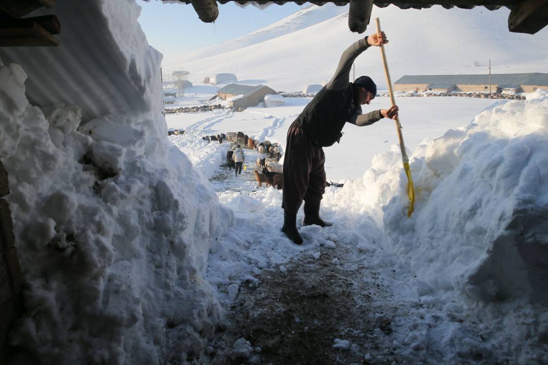 Köyde Evler Kar Altında Kaldı! Bazı Noktalarda 2,5 Metre. Kar Kalınlığı 1,5 Metreyi Geçen Köyde Günlük Yaşam Nasıl Geçiyor 28