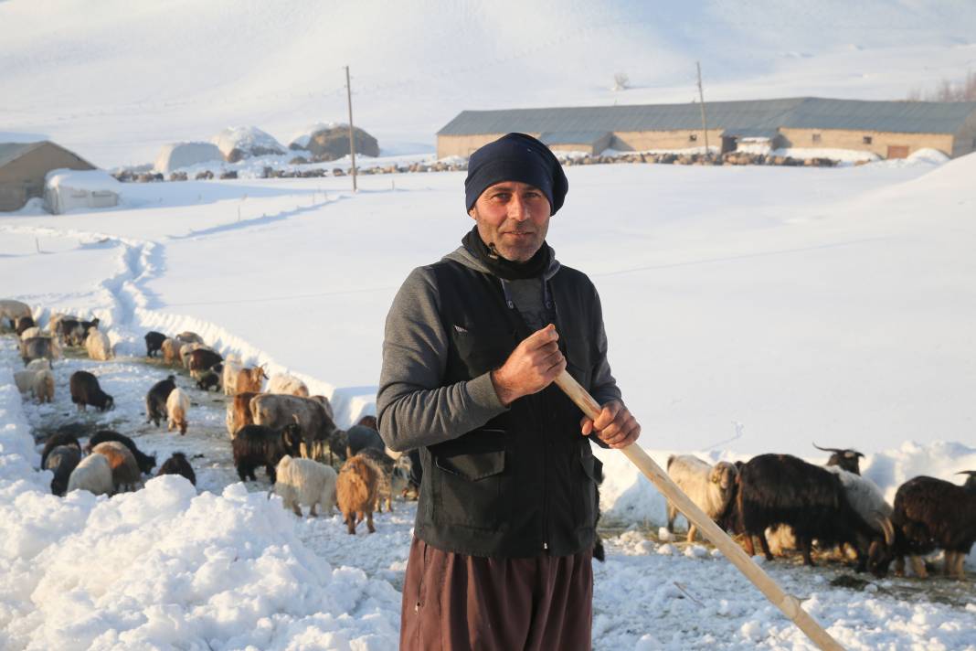 Köyde Evler Kar Altında Kaldı! Bazı Noktalarda 2,5 Metre. Kar Kalınlığı 1,5 Metreyi Geçen Köyde Günlük Yaşam Nasıl Geçiyor 25