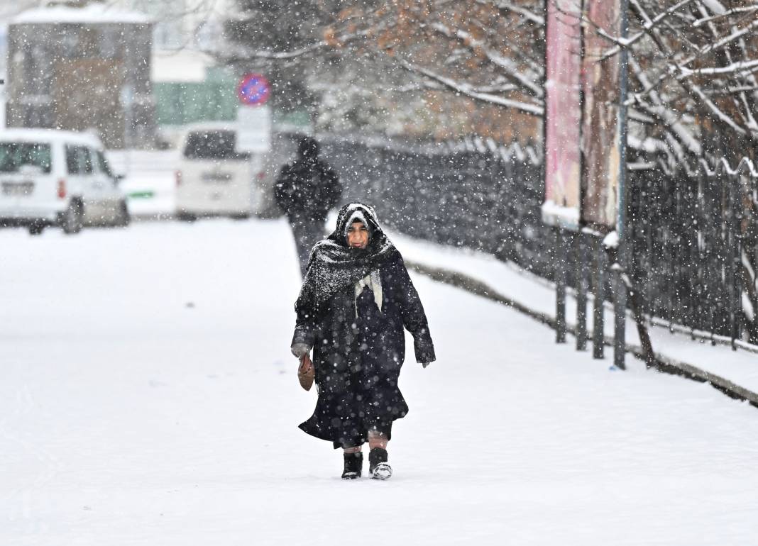 İki Gündür Lapa Lapa Yağıyor. Kentin Her Yeri Beyaza Büründü. Vatandaşlar Yürürken Böyle Görüntülendi - Fotoğraf: 2