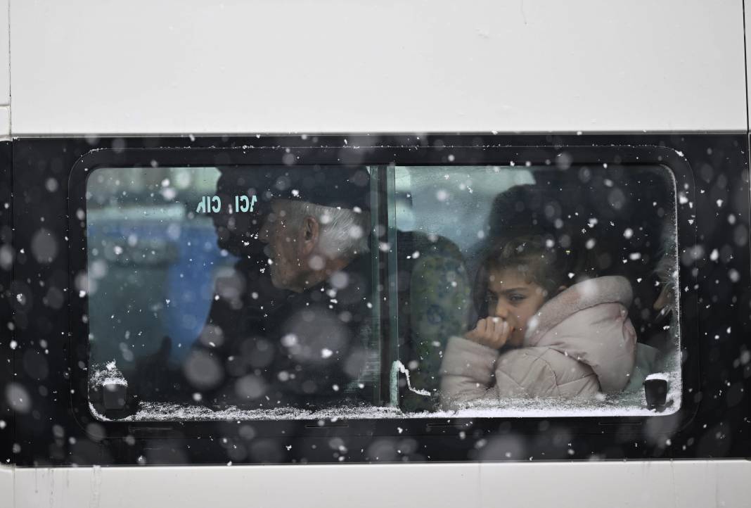 İki Gündür Lapa Lapa Yağıyor. Kentin Her Yeri Beyaza Büründü. Vatandaşlar Yürürken Böyle Görüntülendi - Fotoğraf: 1