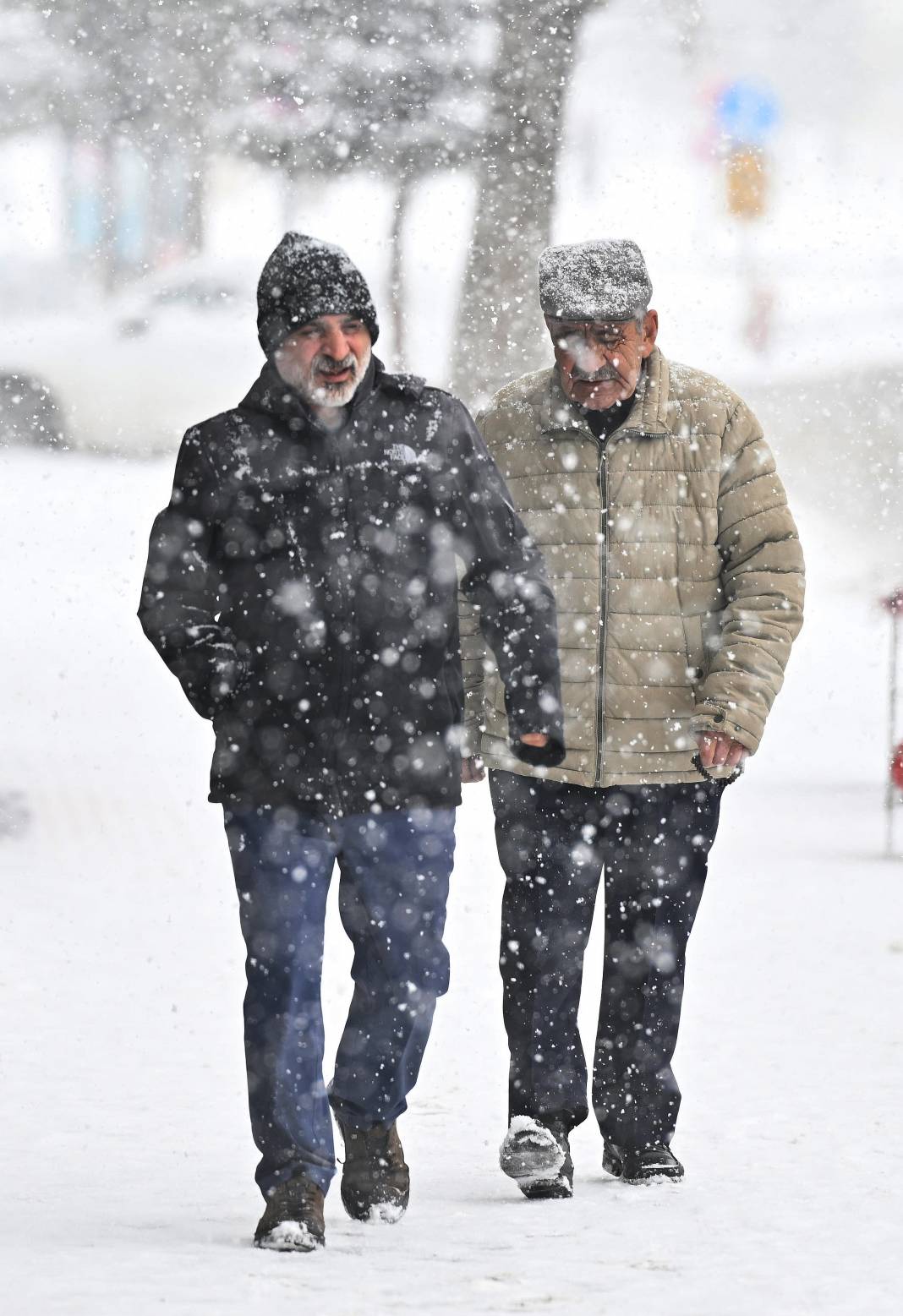 İki Gündür Lapa Lapa Yağıyor. Kentin Her Yeri Beyaza Büründü. Vatandaşlar Yürürken Böyle Görüntülendi - Fotoğraf: 8