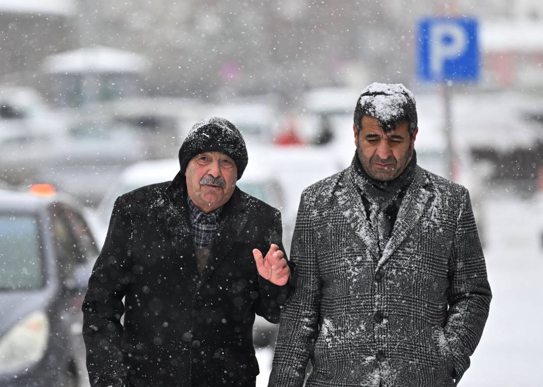 İki Gündür Lapa Lapa Yağıyor. Kentin Her Yeri Beyaza Büründü. Vatandaşlar Yürürken Böyle Görüntülendi - Fotoğraf: 10