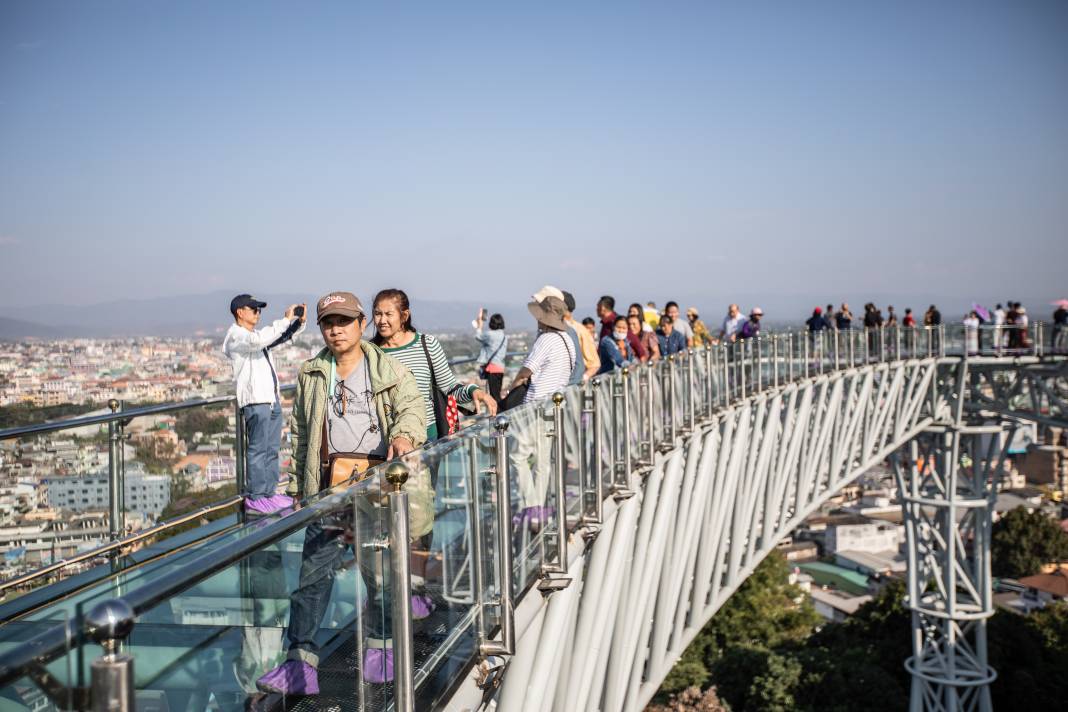 İki Ülke Arasında Sınırdaki Cam Yürüyüş Yolu'nun Göz Kamaştırıcı Manzarası! İşte O Rüya Gibi Fotoğraflar 5