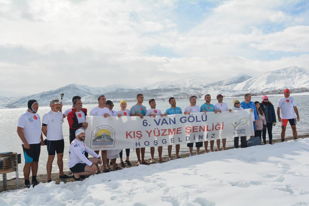 Bitlis'te "Kış Yüzme Şenliği" Düzenlendi: Soğuğa Aldırış Etmeden Van Gölü'nde Böyle Yüzdüler 10