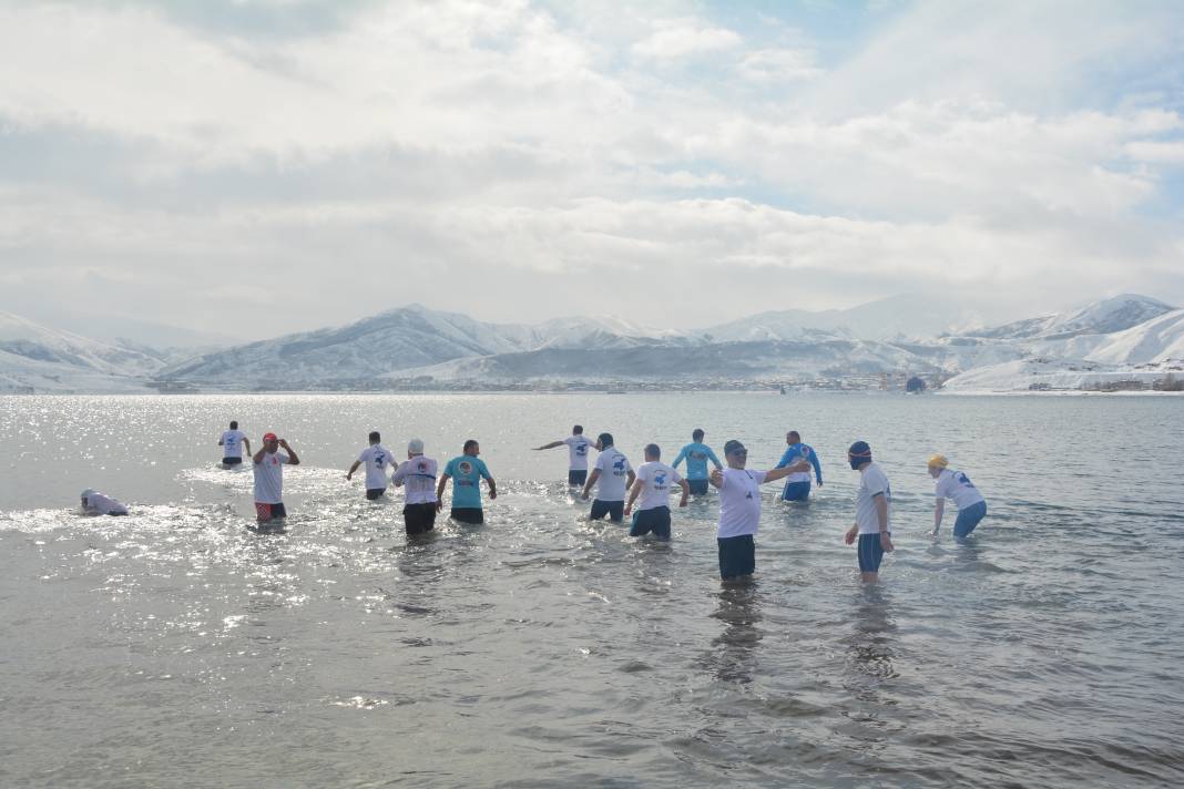 Bitlis'te "Kış Yüzme Şenliği" Düzenlendi: Soğuğa Aldırış Etmeden Van Gölü'nde Böyle Yüzdüler 6