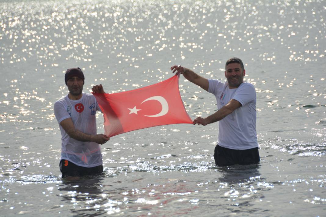 Bitlis'te "Kış Yüzme Şenliği" Düzenlendi: Soğuğa Aldırış Etmeden Van Gölü'nde Böyle Yüzdüler 9