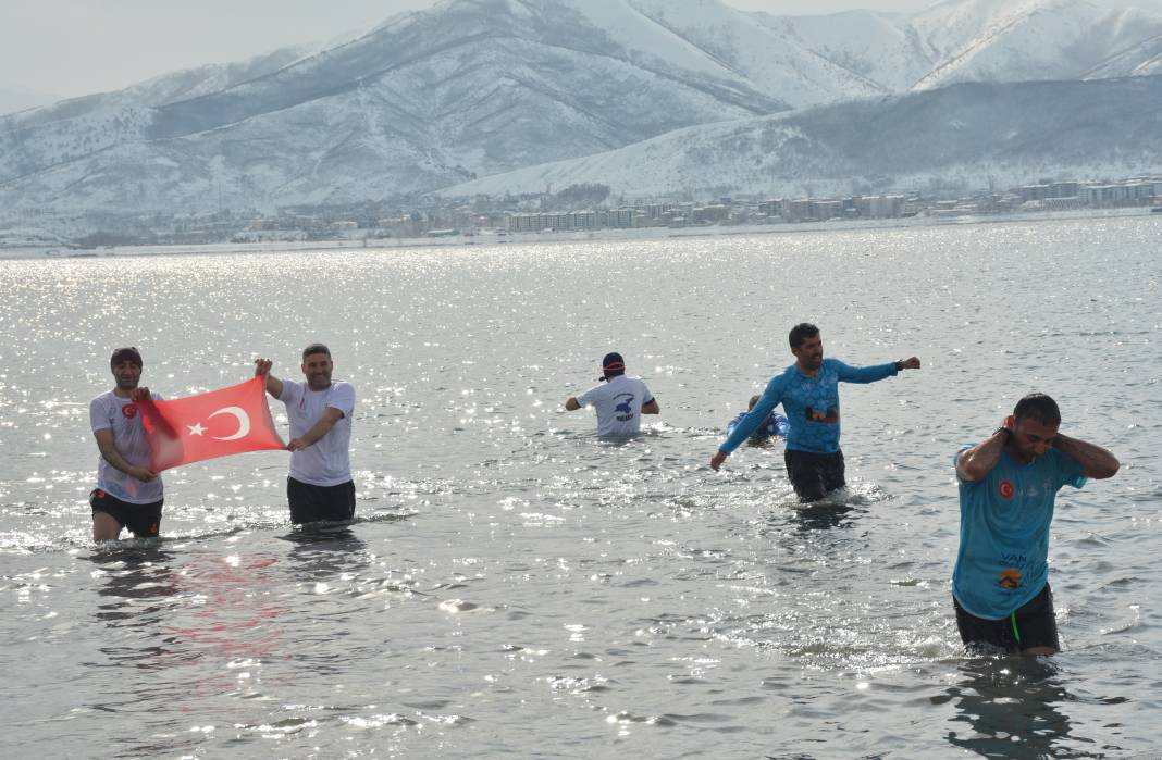 Bitlis'te "Kış Yüzme Şenliği" Düzenlendi: Soğuğa Aldırış Etmeden Van Gölü'nde Böyle Yüzdüler 4