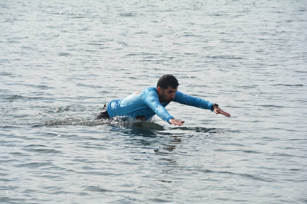 Bitlis'te "Kış Yüzme Şenliği" Düzenlendi: Soğuğa Aldırış Etmeden Van Gölü'nde Böyle Yüzdüler 3