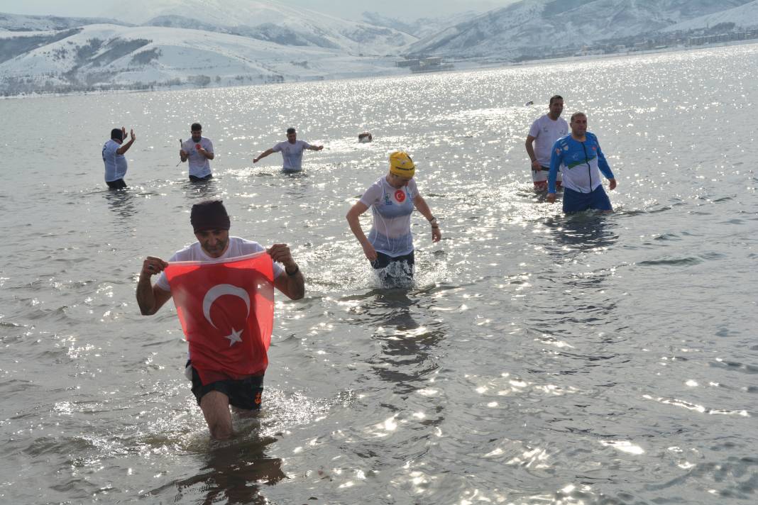 Bitlis'te "Kış Yüzme Şenliği" Düzenlendi: Soğuğa Aldırış Etmeden Van Gölü'nde Böyle Yüzdüler 2