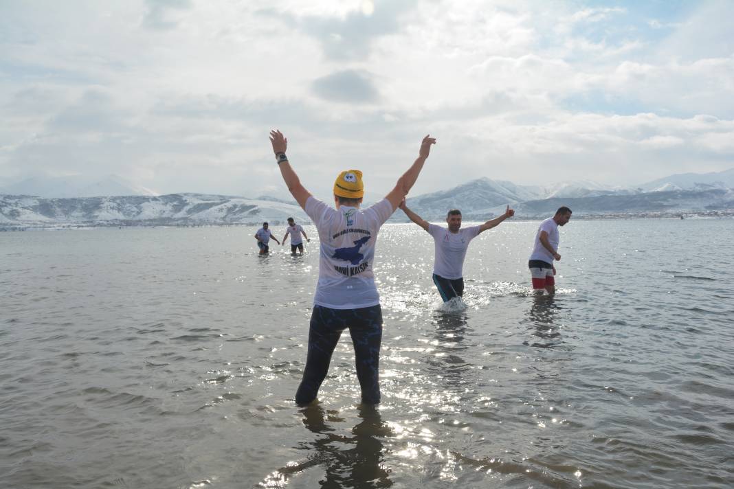 Bitlis'te "Kış Yüzme Şenliği" Düzenlendi: Soğuğa Aldırış Etmeden Van Gölü'nde Böyle Yüzdüler 1