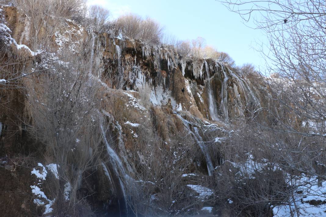 Erzincan'da Şelale Buz Tuttu - Fotoğraf: 1