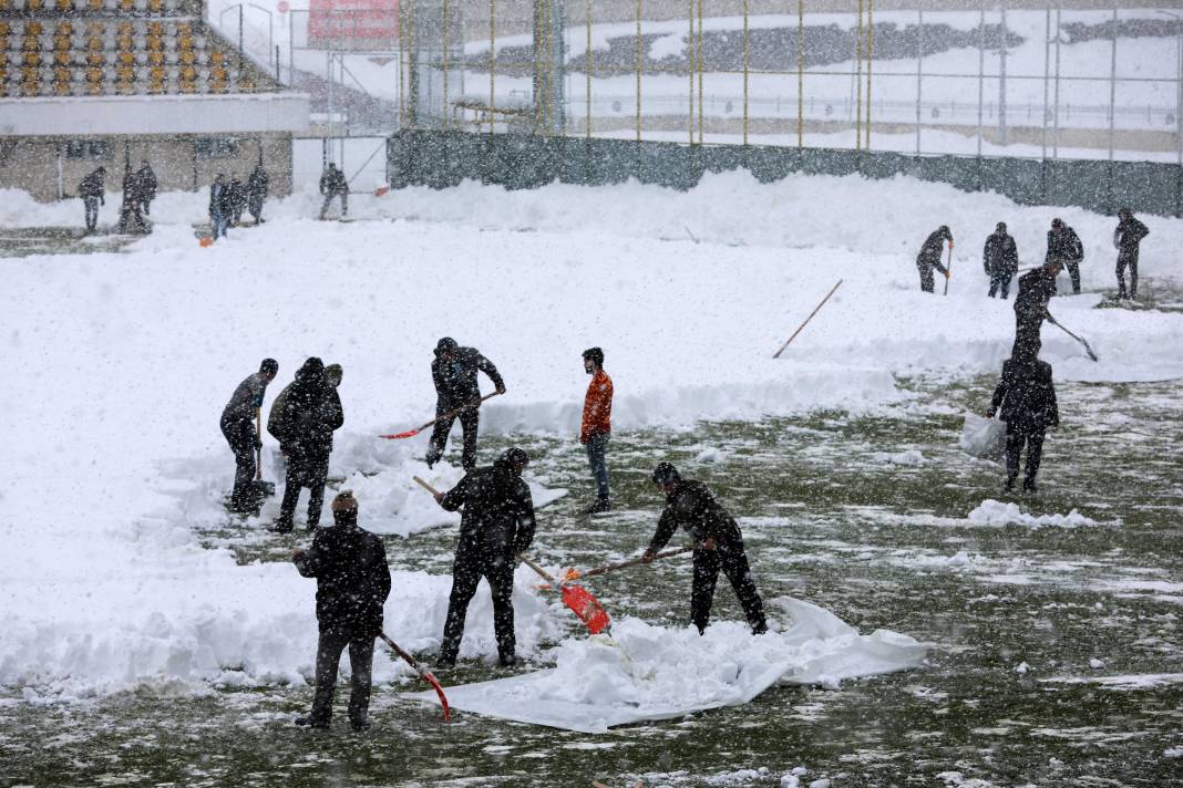 Stadyum Kar Tuttu: İmdata Taraftar Koştu 5