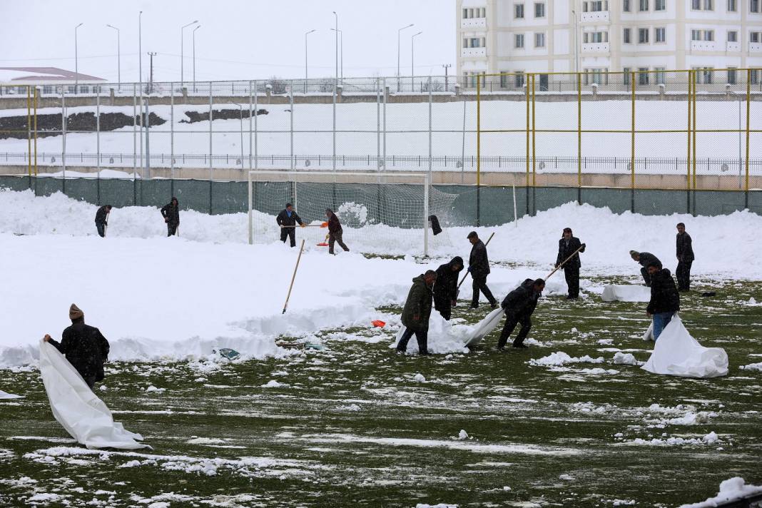 Stadyum Kar Tuttu: İmdata Taraftar Koştu 6