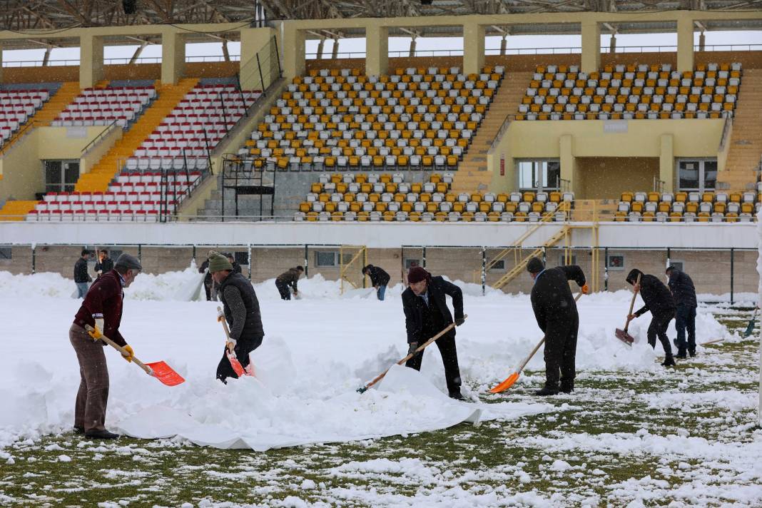 Stadyum Kar Tuttu: İmdata Taraftar Koştu 8