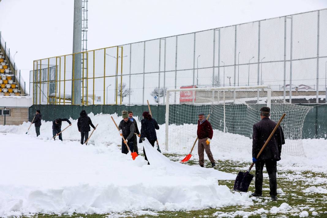 Stadyum Kar Tuttu: İmdata Taraftar Koştu 7