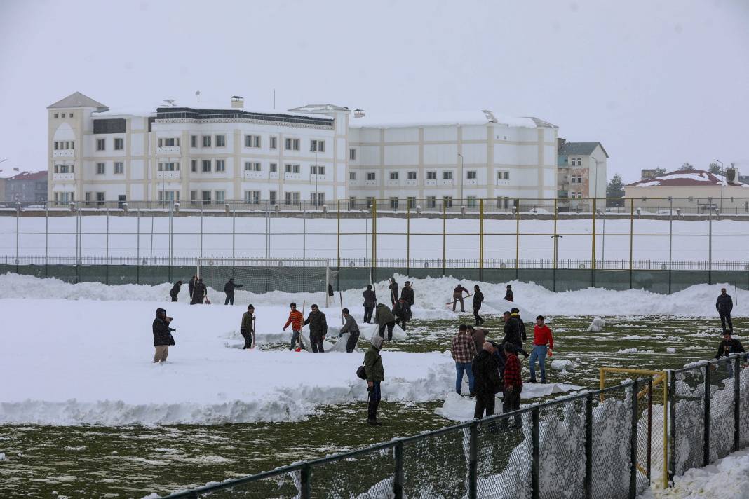 Stadyum Kar Tuttu: İmdata Taraftar Koştu 4