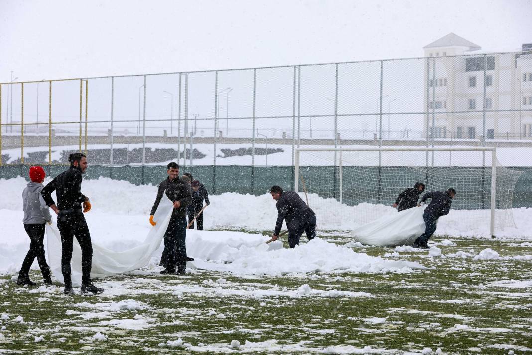 Stadyum Kar Tuttu: İmdata Taraftar Koştu 1