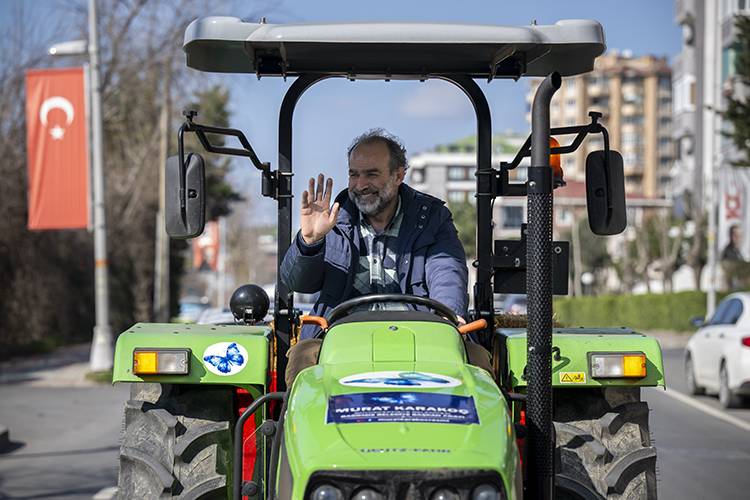 İstanbul'un O İlçesinde Traktörüyle Oy İstemeye Çıktı! Ne Ses Sistemi, Ne Broşür Kullandı "Geleceğimiz Tarımda" Dedi 2