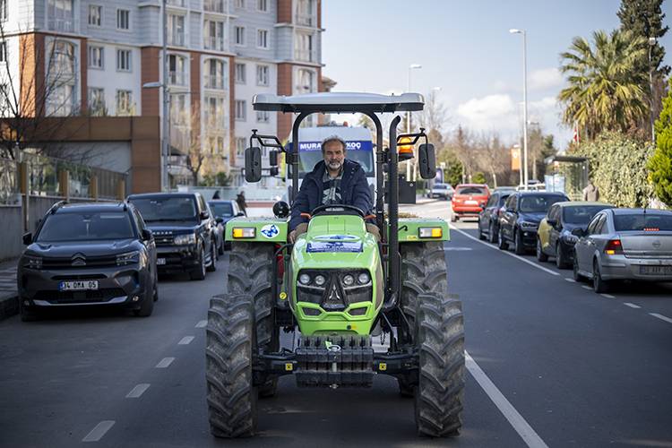 İstanbul'un O İlçesinde Traktörüyle Oy İstemeye Çıktı! Ne Ses Sistemi, Ne Broşür Kullandı "Geleceğimiz Tarımda" Dedi 7