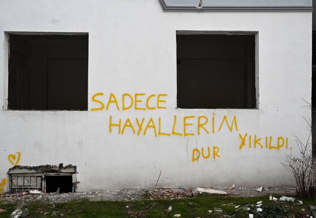 Hayalleri Yıkılan İnsanların Türkiye'yi Yasa Boğan Depremden Sonra Yazdıkları Duvar Yazıları Böyle Görüntülendi 6