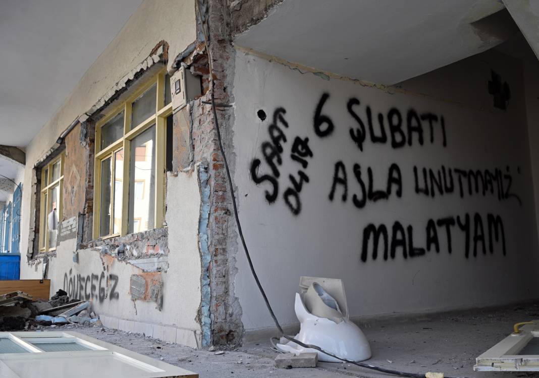 Hayalleri Yıkılan İnsanların Türkiye'yi Yasa Boğan Depremden Sonra Yazdıkları Duvar Yazıları Böyle Görüntülendi 5