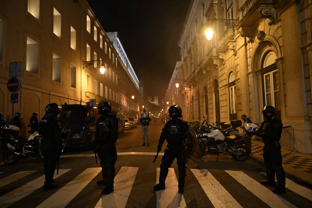 Portekiz Sokaklara Döküldü 7