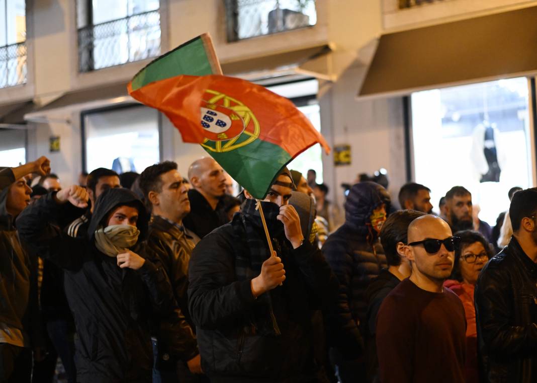 Portekiz Sokaklara Döküldü 9