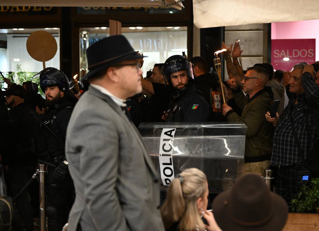 Portekiz Sokaklara Döküldü 4