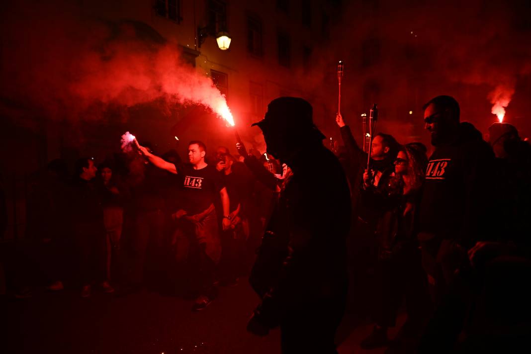 Portekiz Sokaklara Döküldü 8