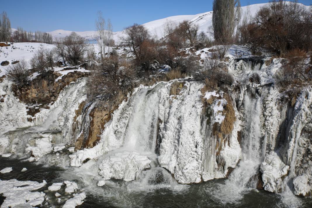 Şelalenin bu halini görenler gözlerine inanamıyor! 17