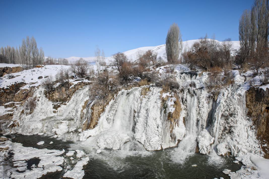 Şelalenin bu halini görenler gözlerine inanamıyor! 16