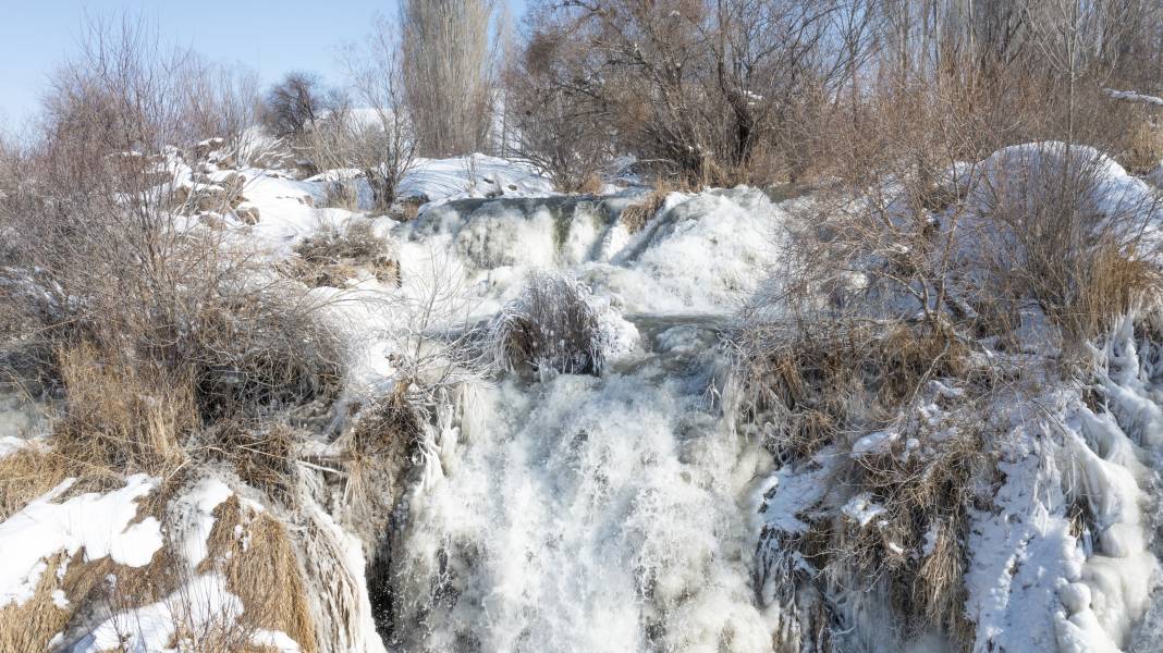 Şelalenin bu halini görenler gözlerine inanamıyor! 15