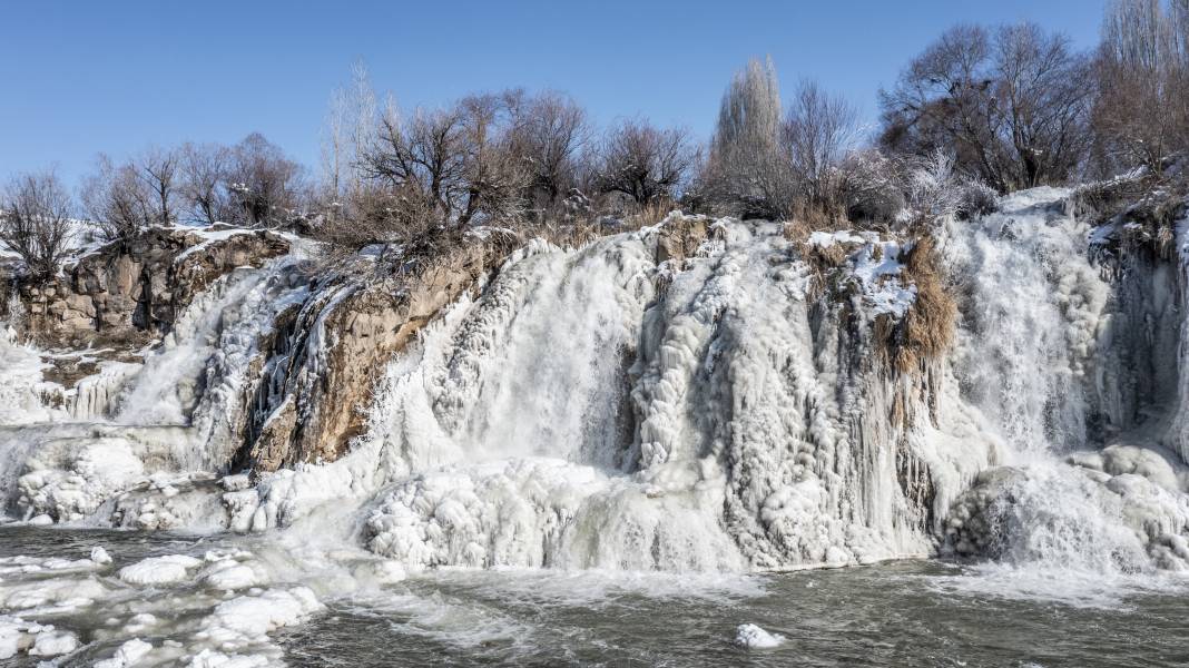 Şelalenin bu halini görenler gözlerine inanamıyor! 13