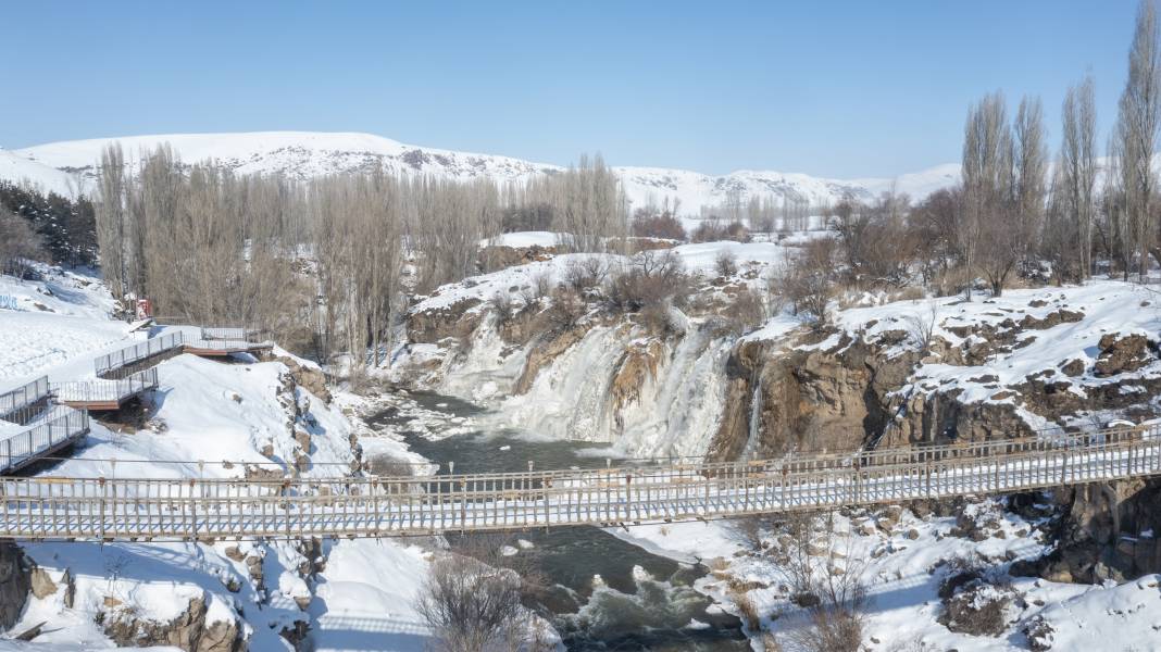 Şelalenin bu halini görenler gözlerine inanamıyor! 12