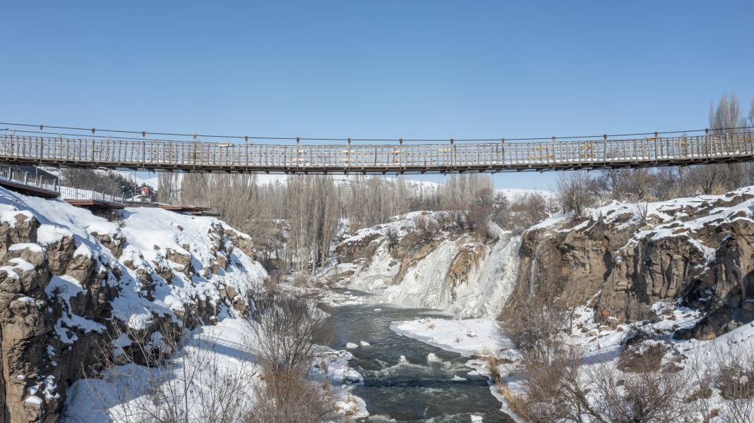 Şelalenin bu halini görenler gözlerine inanamıyor! 11