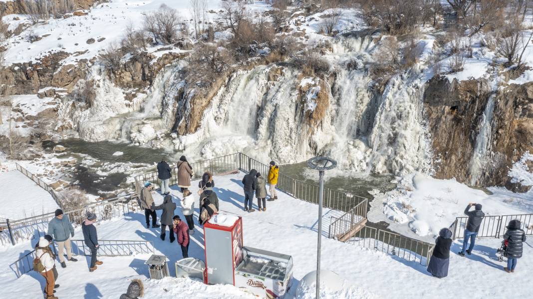 Şelalenin bu halini görenler gözlerine inanamıyor! 6